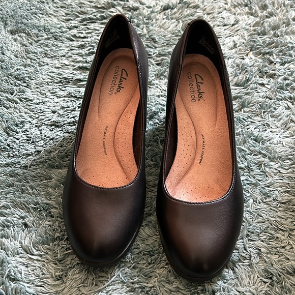 Clarks Bayla Skip Pump- new never worn black, size 8 wide - Picture 1 of 8